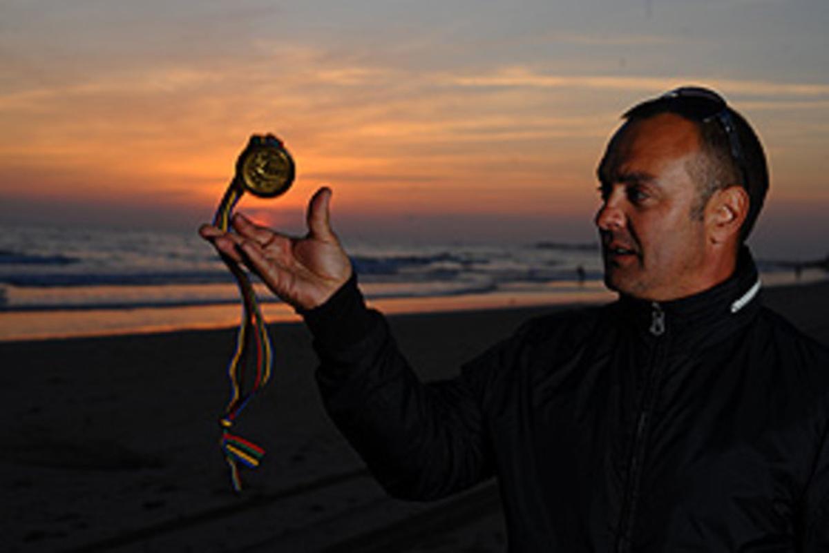 José Manuel Moreno posa en la playa con la medalla, la primera que logró España en el 92.