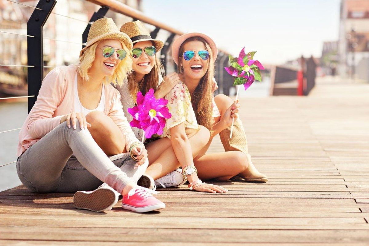 Un grupo de amigas riéndose. Un grupo de amigas riéndose.