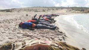 Los cuerpos de algunos de los migrantes que han perdido la vida en el mar.