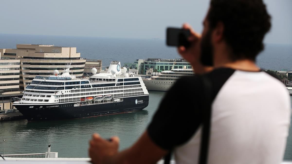 Cruceros en un muelle del Port de Barcelona. Cruceros en un muelle del Port de Barcelona.