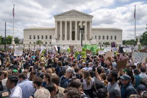 Personas a favor y en contra del derecho al aborto se manifiestan frente al Tribunal Supremo de Estados Unidos, en Washington, en una fotografía de archivo. 