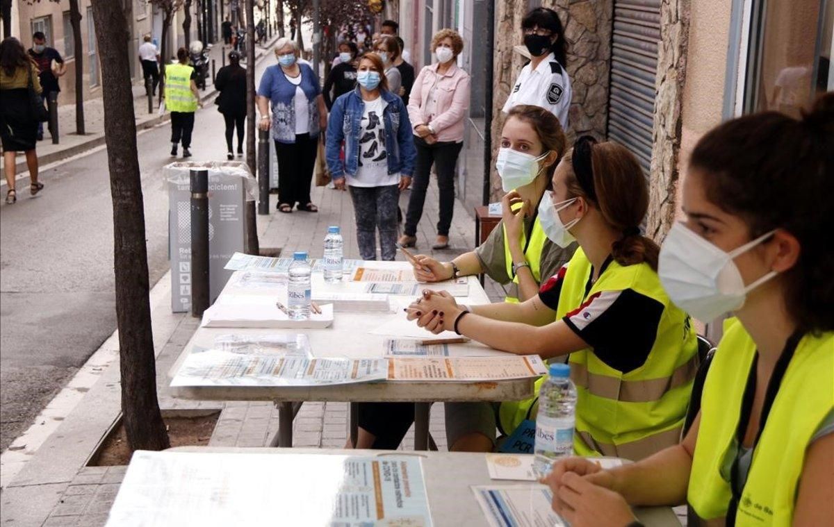 Colas para realizarse PCR en el barrio barcelonés de Trinitat Vella. Colas para realizarse PCR en el barrio barcelonés de Trinitat Vella.