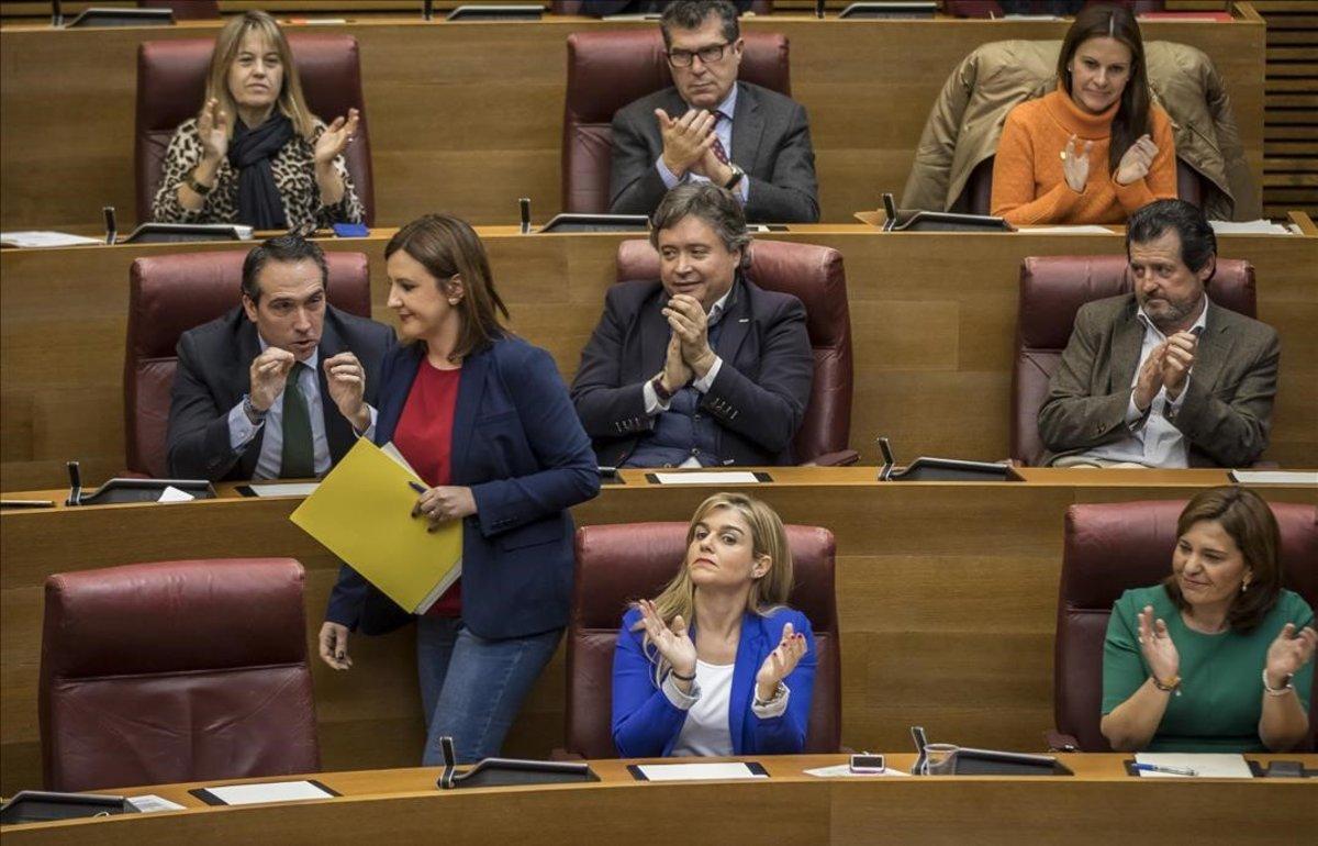 Catalá, tras una intervención en les Corts, vuelve a su escaño aplaudida por la bancada popular