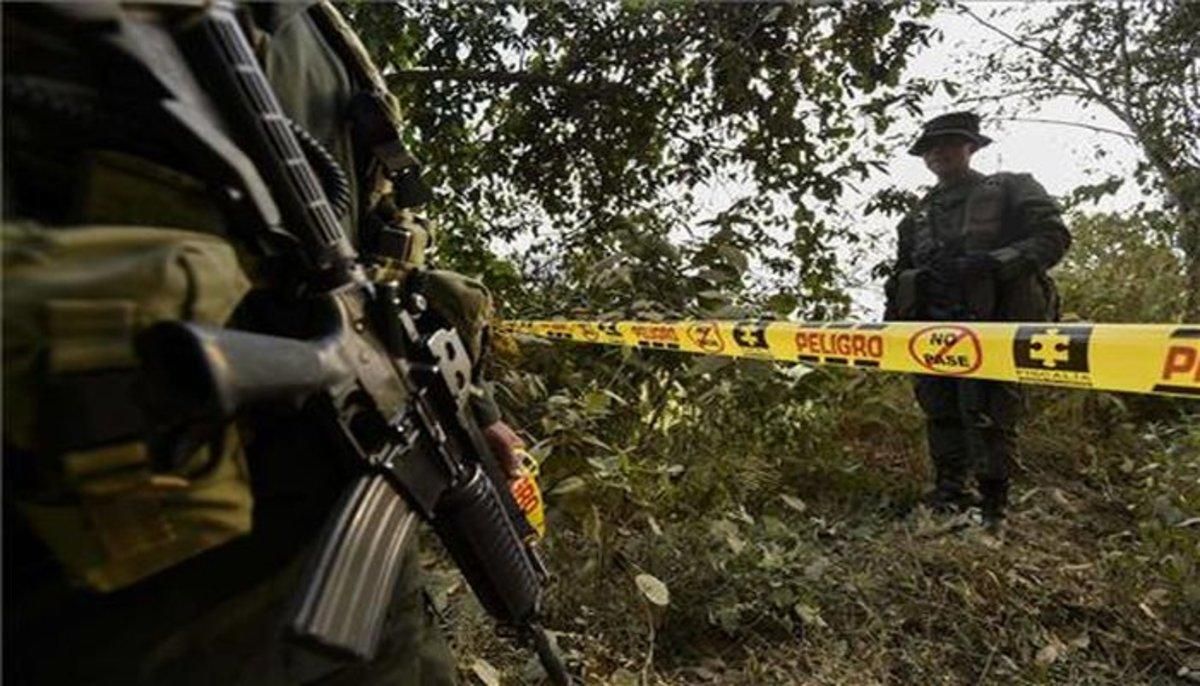 Efectivos del Ejército de Colombia resguardan la zona de un asesinato. Efectivos del Ejército de Colombia resguardan la zona de un asesinato.