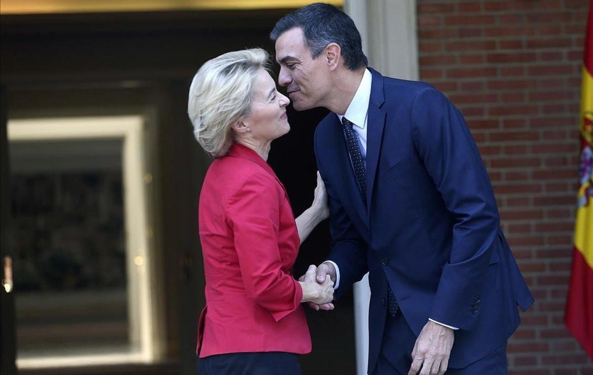 Pedro Sánchez saluda a la nueva presidenta de la Comisión Europea, Ursula von der Leyen, este miércoles en la Moncloa. Pedro Sánchez saluda a la nueva presidenta de la Comisión Europea, Ursula von der Leyen, este miércoles en la Moncloa.