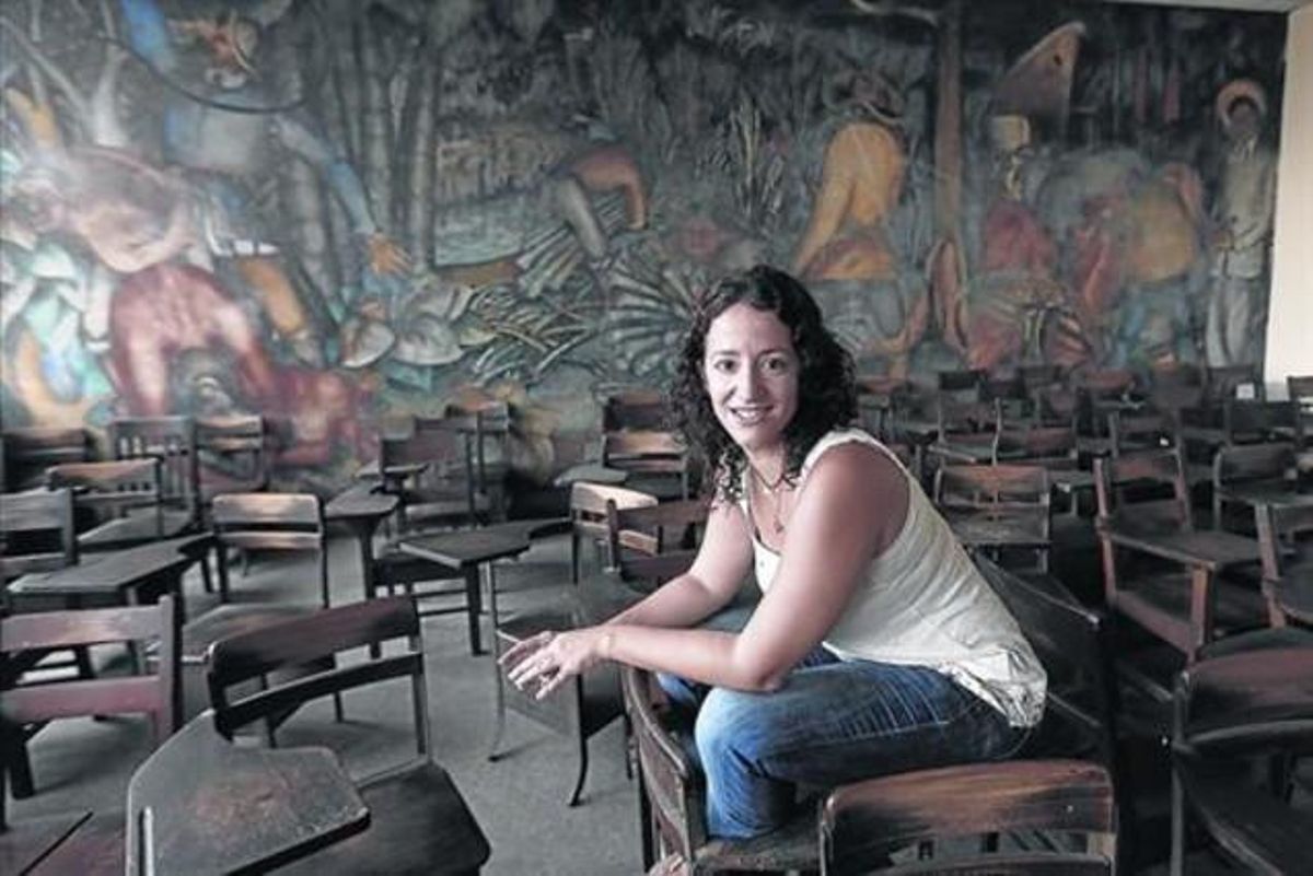 PROFESORA. La barcelonesa Marta Escartín, en el aula de la Universidad de La Habana donde enseña catalán. Se fue por un año y ya va por el cuarto. PROFESORA. La barcelonesa Marta Escartín, en el aula de la Universidad de La Habana donde enseña catalán. Se fue por un año y ya va por el cuarto.