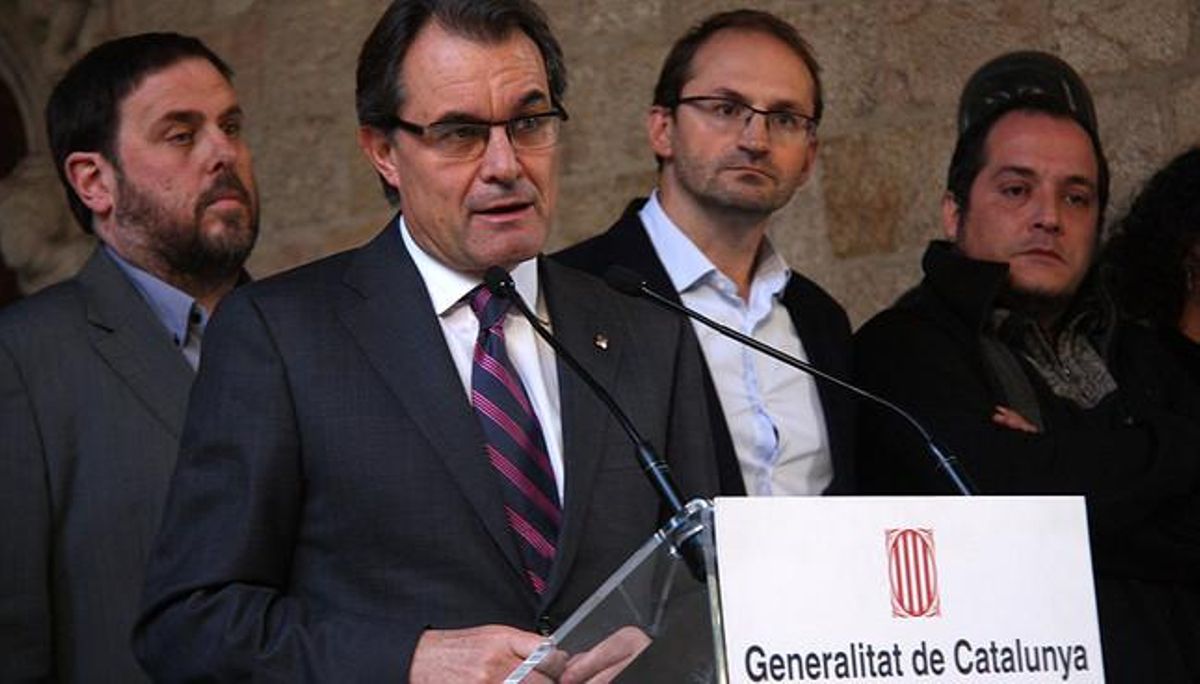 Artur Mas anuncia el acuerdo, con Junqueras, Herrera y Fernàndez detrás. Artur Mas anuncia el acuerdo, con Junqueras, Herrera y Fernàndez detrás.