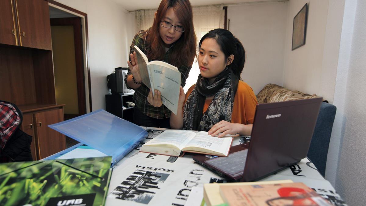 Xi Zhang (con gafas) y Hongru Xing, dos estudiantes de Traducción e Interpretación en la Universitat Autònoma de Barcelona.