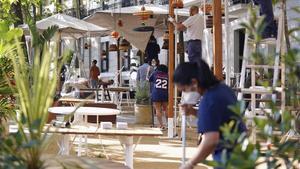 Los trabajadores de un restaurante madrileño arreglan la terraza para su reapertura