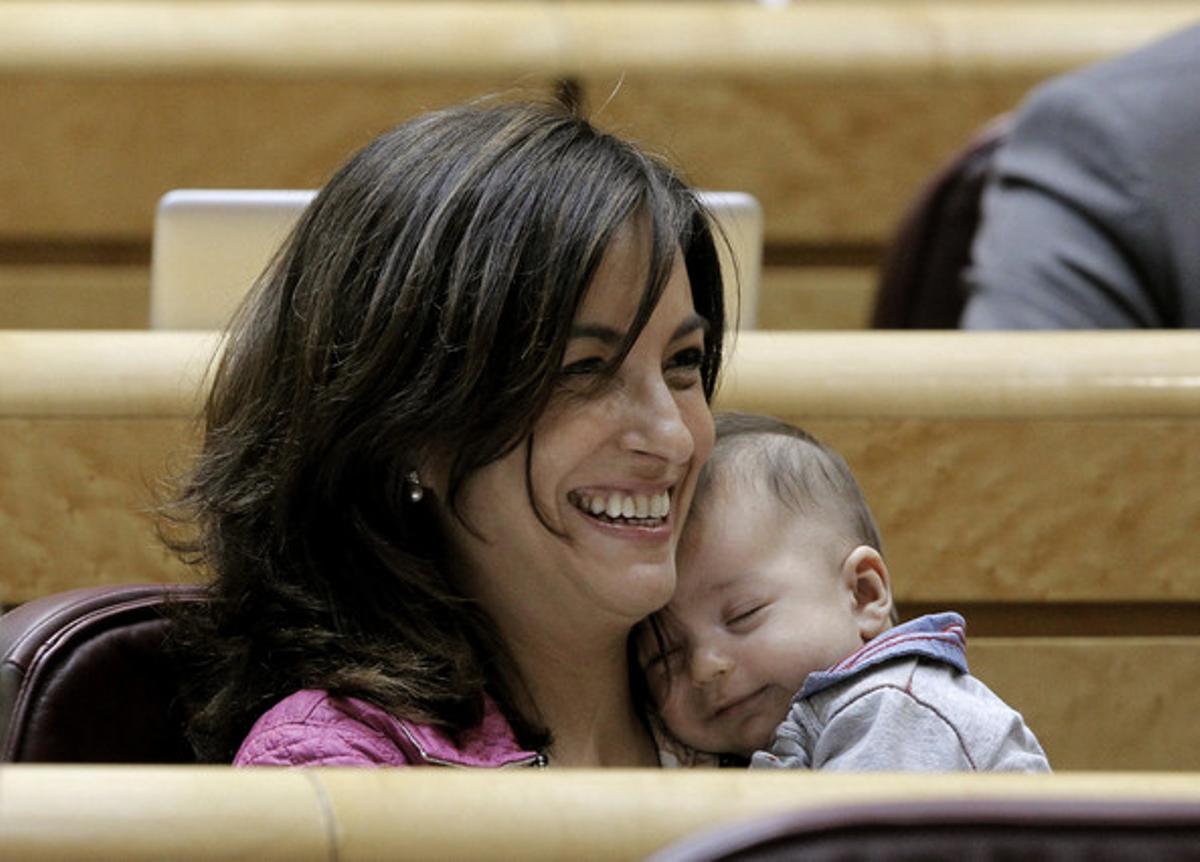 La socialista Iolanda Pineda, con su bebé, en el Senado.