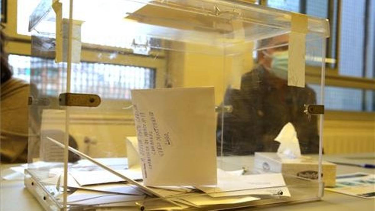Urna con papeletas de voto en las elecciones catalanas del 14-F.