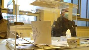 Urna con papeletas de voto en las elecciones catalanas del 14-F.
