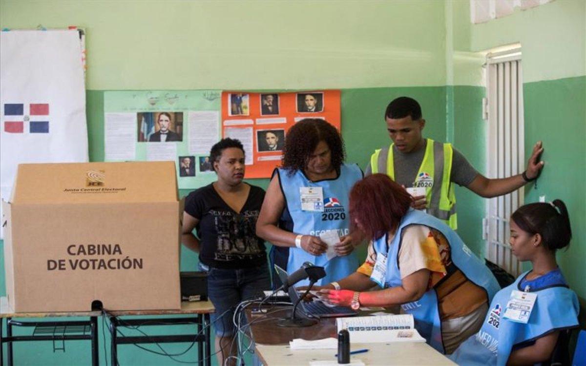 Centro de votaciones en República Dominicana.