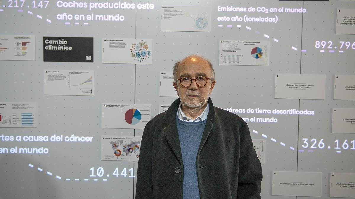 El profesor Javier Tejada, catedrático de Física de la UB, en la exposción ’Los números y la humanidad’.