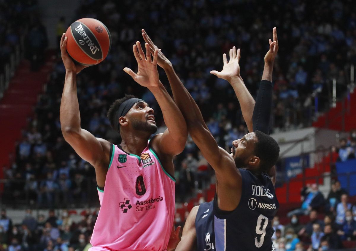 El azulgranas Davies lanza a canasta por encima de Hollins El azulgranas Davies lanza a canasta por encima de Hollins