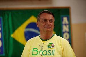 El presidente brasileño, Jair Bolsonaro, tras votar en su colegio electoral en Río de Janero, este lunes.