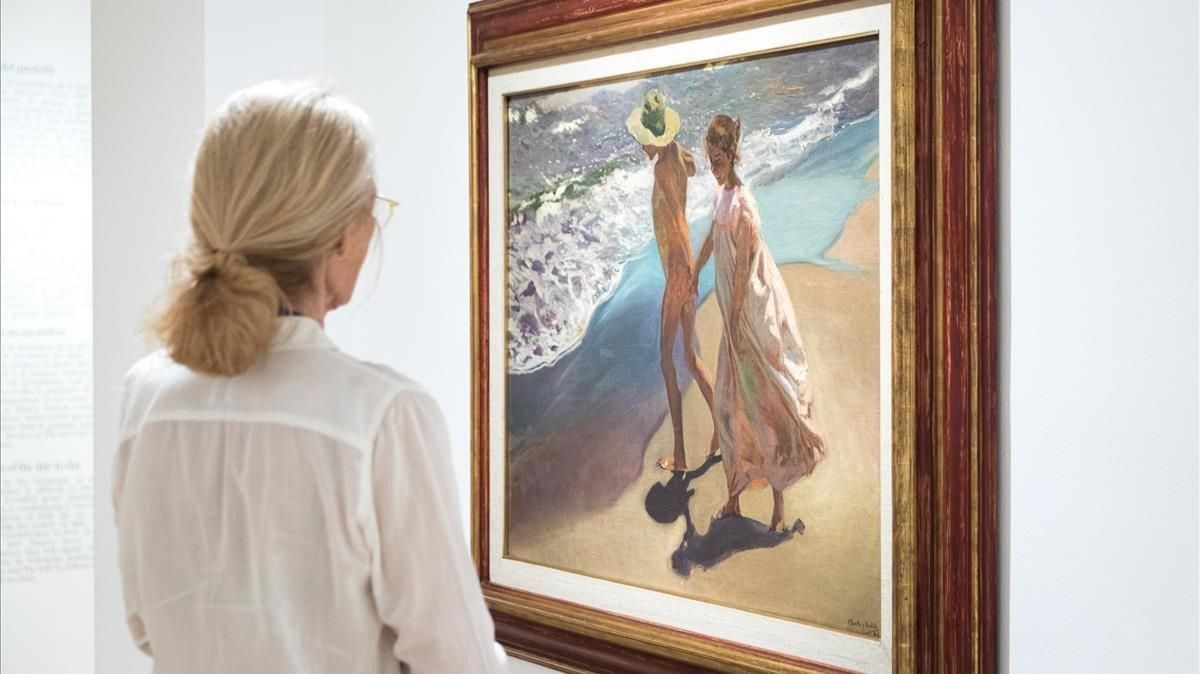 Una visitante ante una obra de Sorolla. Una visitante ante una obra de Sorolla.