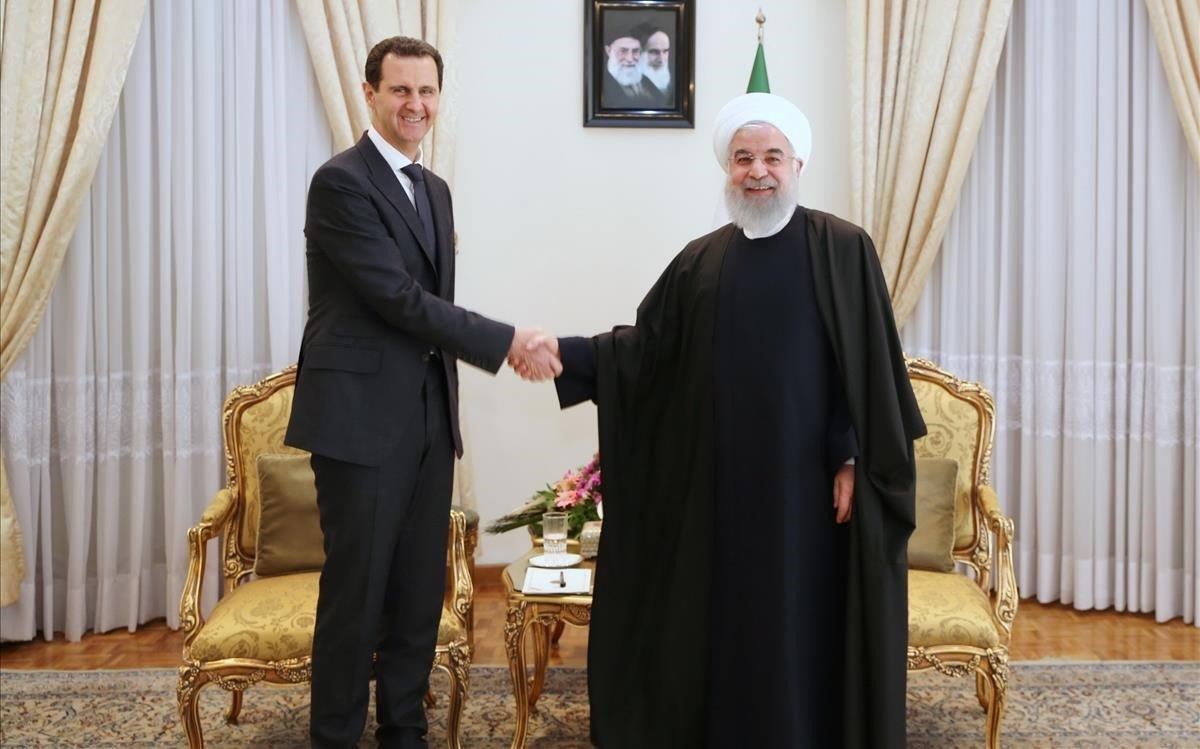 El presidente de Irán, Hasan Rohani (derecha), recibe a su homólogo sirio Bachar al Asad en Teherán.
