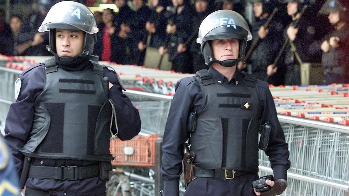 Dos policías argentinos, en una imagen de archivo. Dos policías argentinos, en una imagen de archivo.