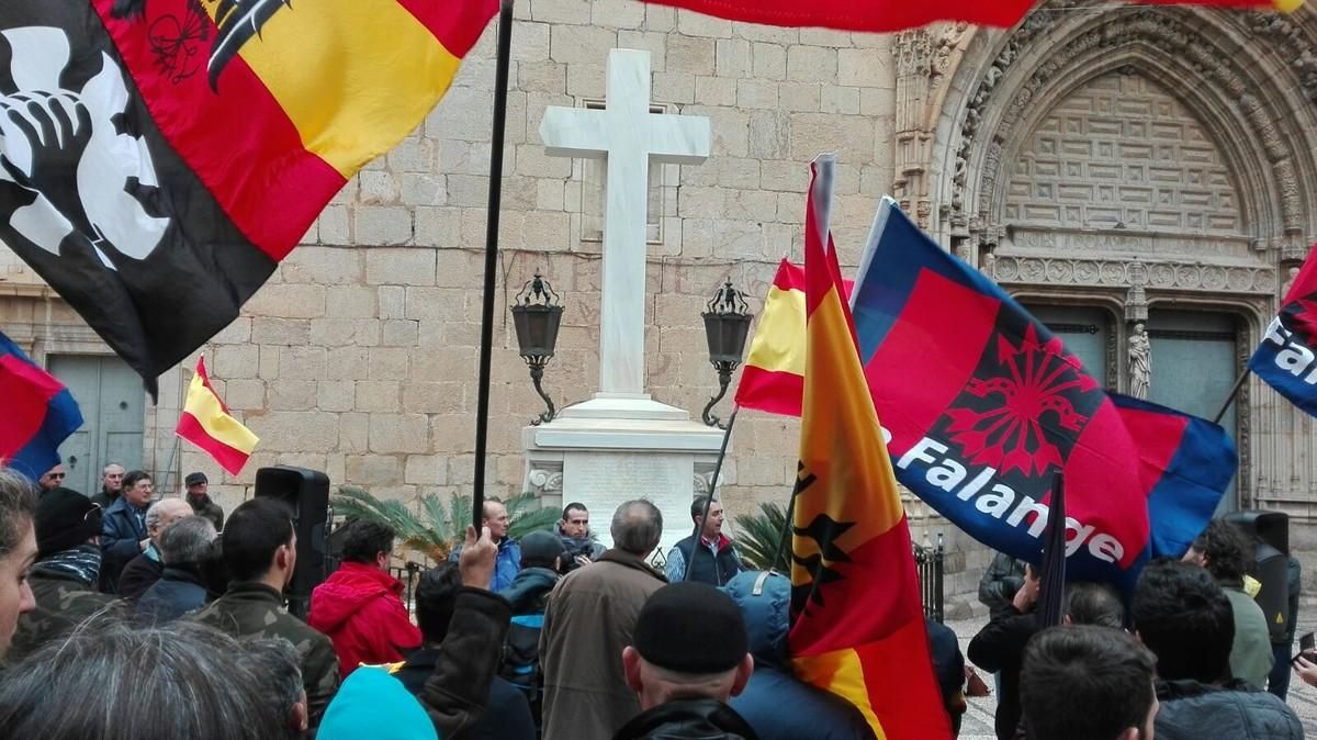Concentración franquista ante la Cruz de los Caídos de Callosa de Segura (Alicante). Concentración franquista ante la Cruz de los Caídos de Callosa de Segura (Alicante).