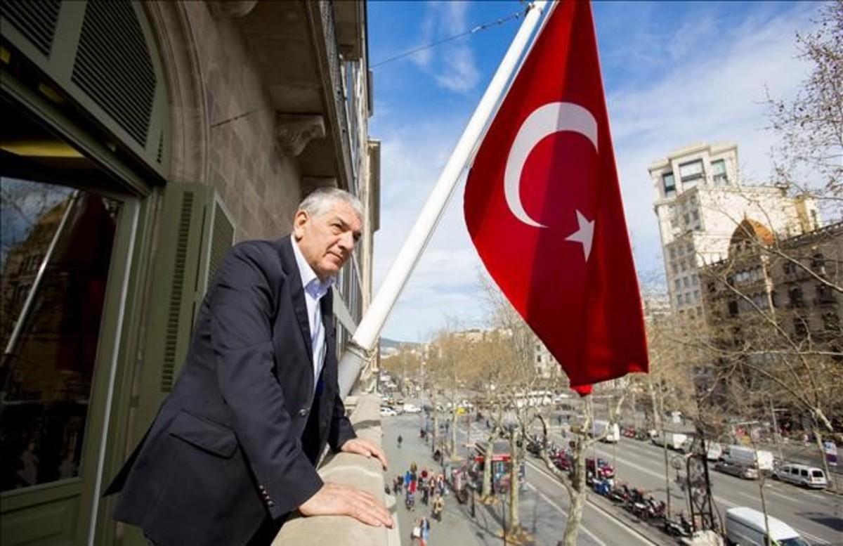 El anterior Embajador de Turquía, Ömer Önhon, en el Consulado de Turquía en Barcelona.