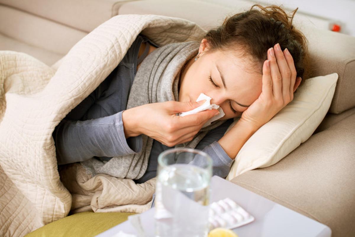 Una mujer con síntomas de gripe.