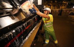 Imagen de archivo de un operario recogiendo basura.
