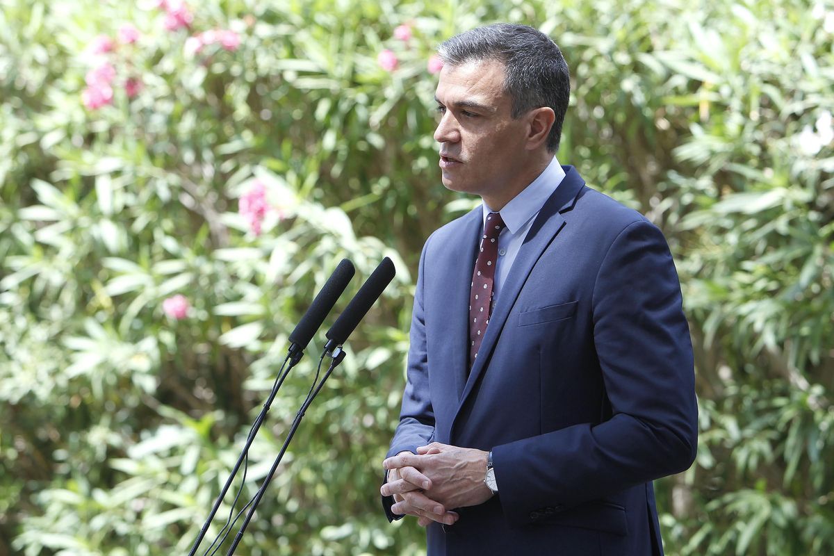 Pedro Sánchez, el pasado 3 de agosto, atiende a la prensa en los jardines de Marivent (Palma) después de reunirse con Felipe VI. Pedro Sánchez, el pasado 3 de agosto, atiende a la prensa en los jardines de Marivent (Palma) después de reunirse con Felipe VI.