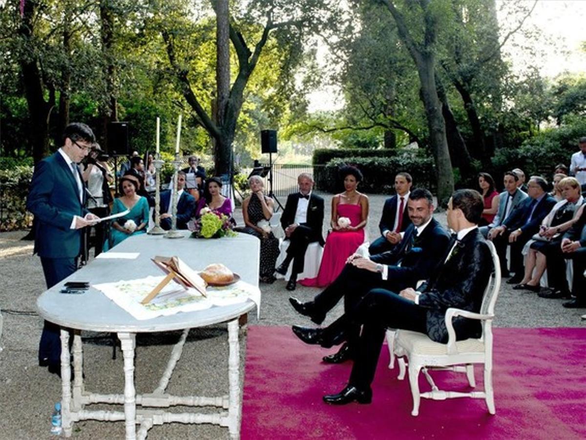 Santi Vila y su novio, durante la ceremonia en el Castell de Perelada, este sábado. Santi Vila y su novio, durante la ceremonia en el Castell de Perelada, este sábado.