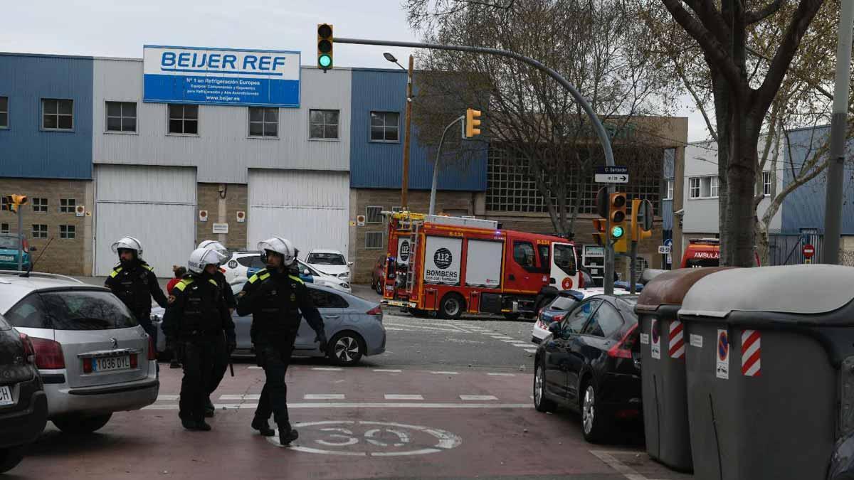 Un mort i un desaparegut per una explosió en una química de Barcelona