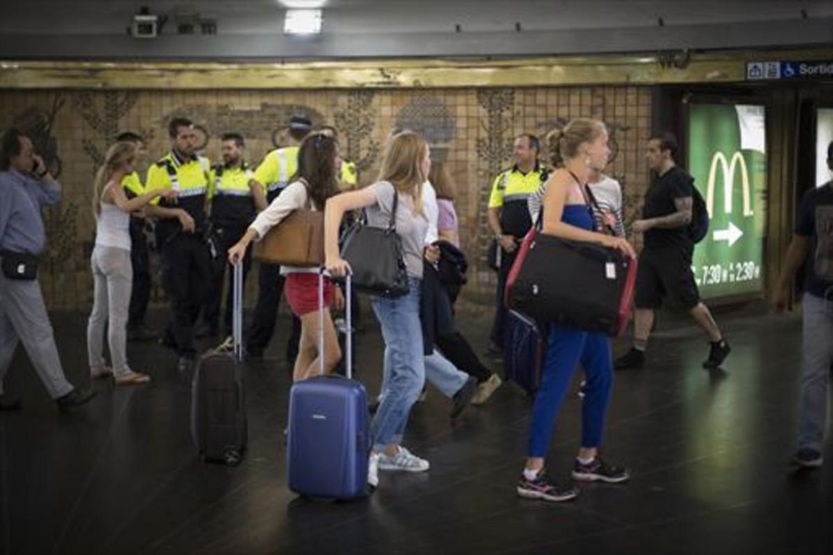 Movilidad 8 Visitantes con sus maletas transitan por el vestíbulo de la parada de metro de plaça Catalunya. Movilidad 8 Visitantes con sus maletas transitan por el vestíbulo de la parada de metro de plaça Catalunya.