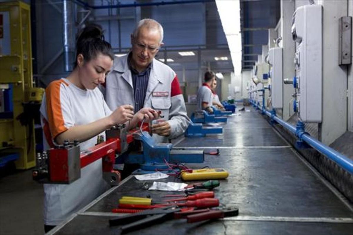 Una joven aprendiz de formación profesional, en Seat. Una joven aprendiz de formación profesional, en Seat.
