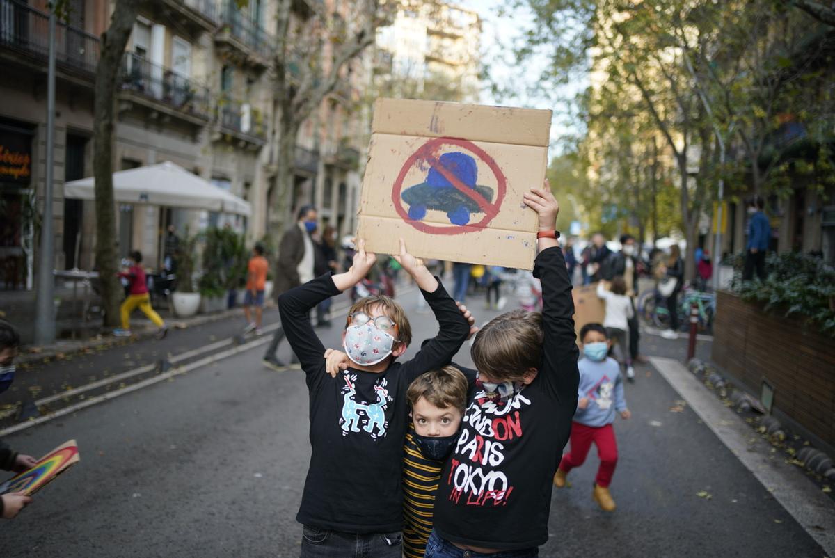 Alumnos de una escuela del Eixample protestan en la calle por la contaminación de los coches Alumnos de una escuela del Eixample protestan en la calle por la contaminación de los coches
