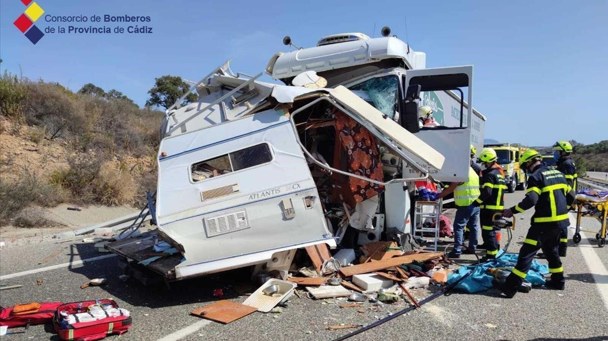 Estado en el que quedó la autocaravana tras chocar con un camión en la autovía A-381, en Cádiz, el pasado 25 de septiembre