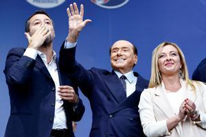 Matteo Salvini, Silvio Berlusconi y Giorgia Meloni en el mitin de cierre de campaña, el pasado 25 de septiembre en Roma.