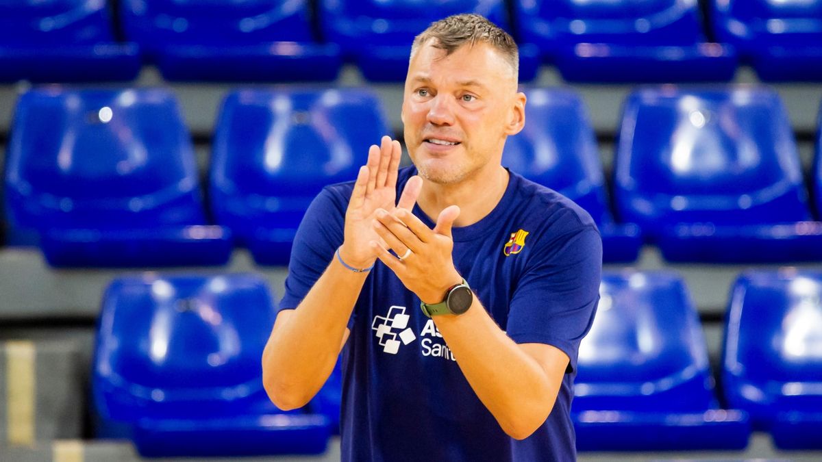 Sarunas Jasikevicus dirige el último entrenamiento del Barça en el Palau antes de viajar a Tenerife. Sarunas Jasikevicus dirige el último entrenamiento del Barça en el Palau antes de viajar a Tenerife.