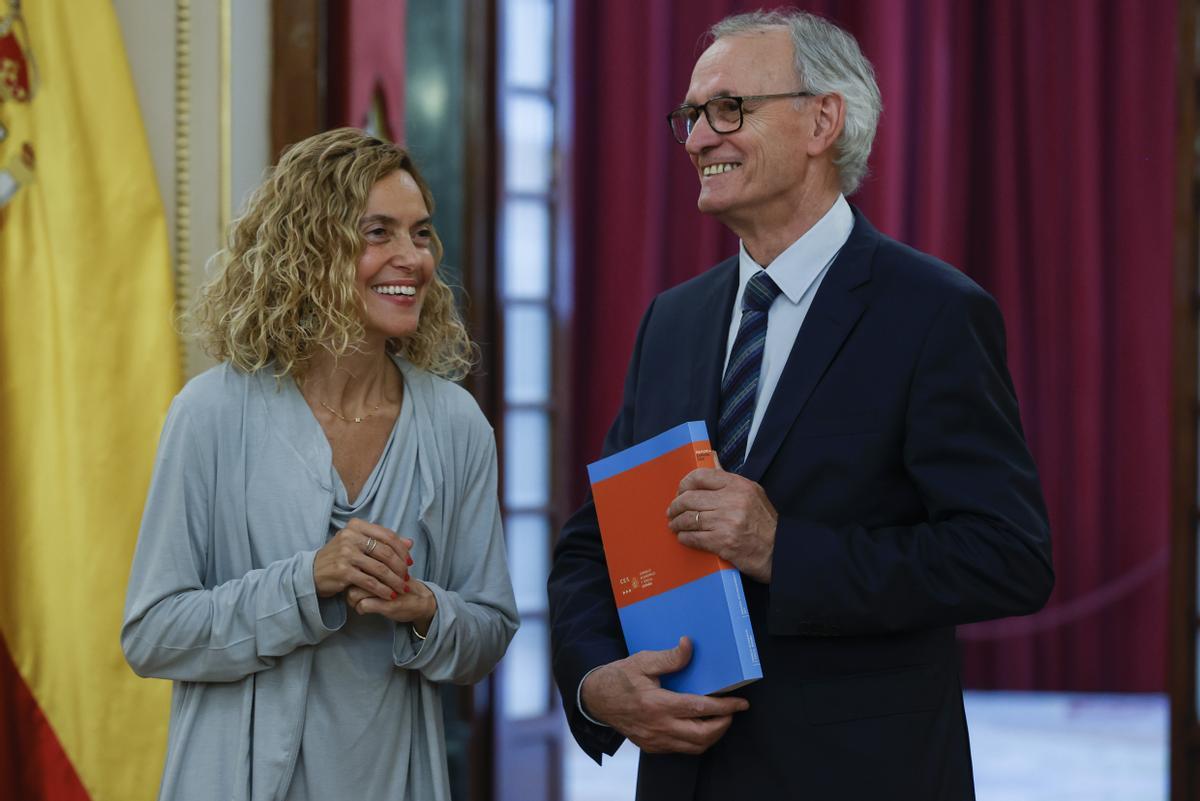 El presidente del CES, Antón Costas, en el acto entrega a la presidenta del Congreso, Meritxell Batet, de la Memoria Anual 2021, en junio del año pasado. 