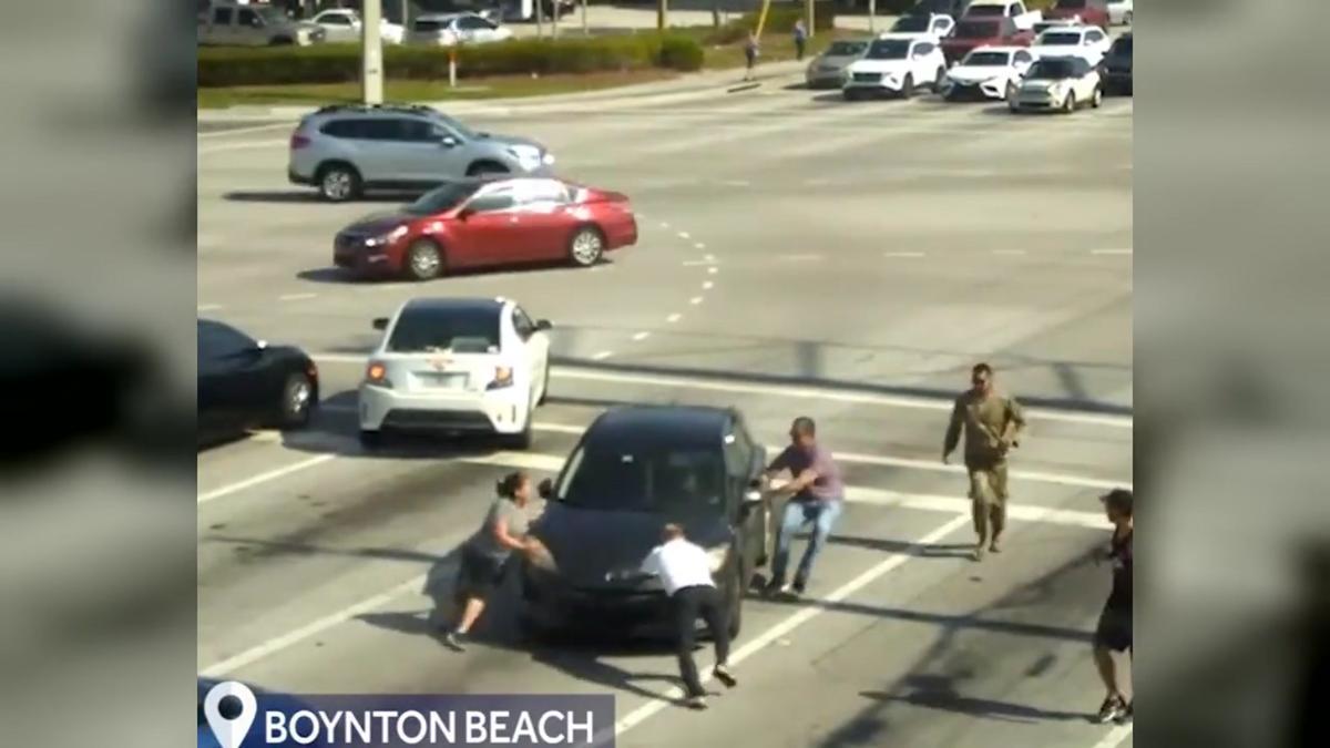 Conductores de Boynton Beach (Florida) ayudan a una mujer que perdió el control de su coche al enfermar mientras conducía.