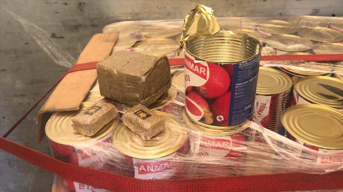 Doscientos kilos de hachís en latas de tomate incautados por la Guardia Civil.
