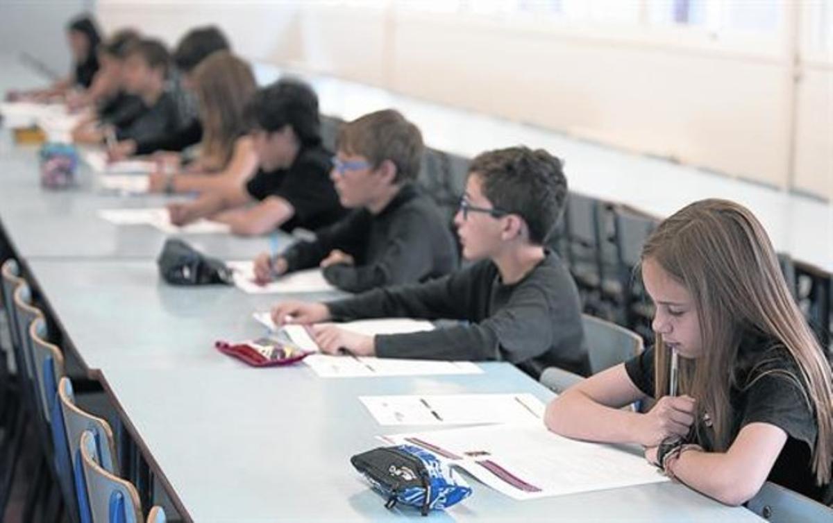 Alumnos del colegio público Duran i Bas de Barcelona, en las pruebas de competencias, el pasado mayo.