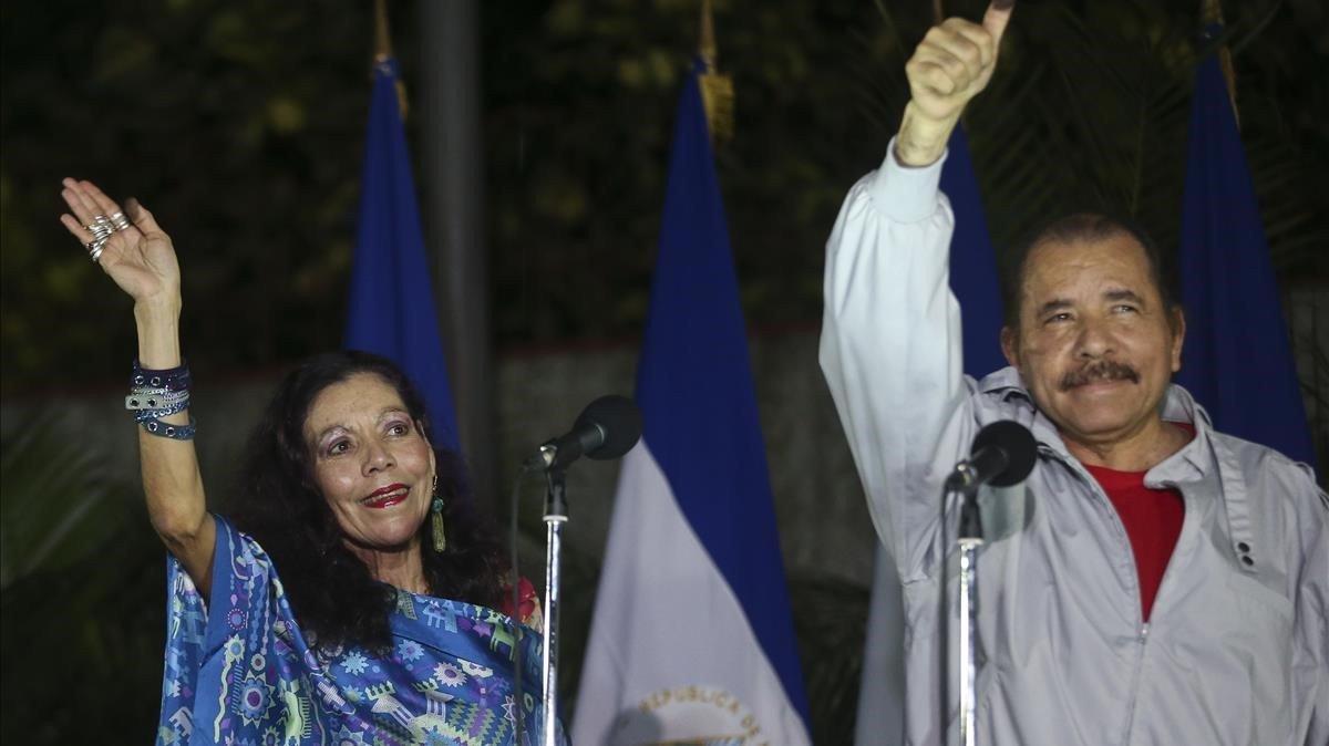 Ortega (derecha) y su mujer, Rosario Murillo, saludan a sus seguidores después de votar en las elecciones generales en Managua, el 6 de noviembre.