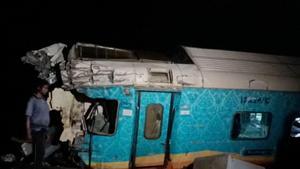 Vista de un compartimento dañado tras el choque de dos trenes