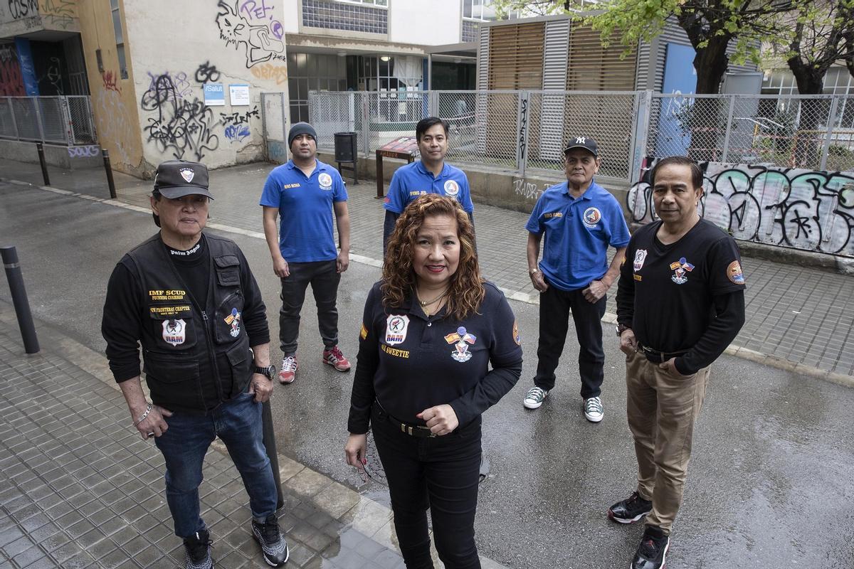 Seis líderes de la comunidad filipina del Raval que han sido formados en salud mental por el CAP Raval Nord, con Emily Silang en primer plano. Seis líderes de la comunidad filipina del Raval que han sido formados en salud mental por el CAP Raval Nord, con Emily Silang en primer plano.