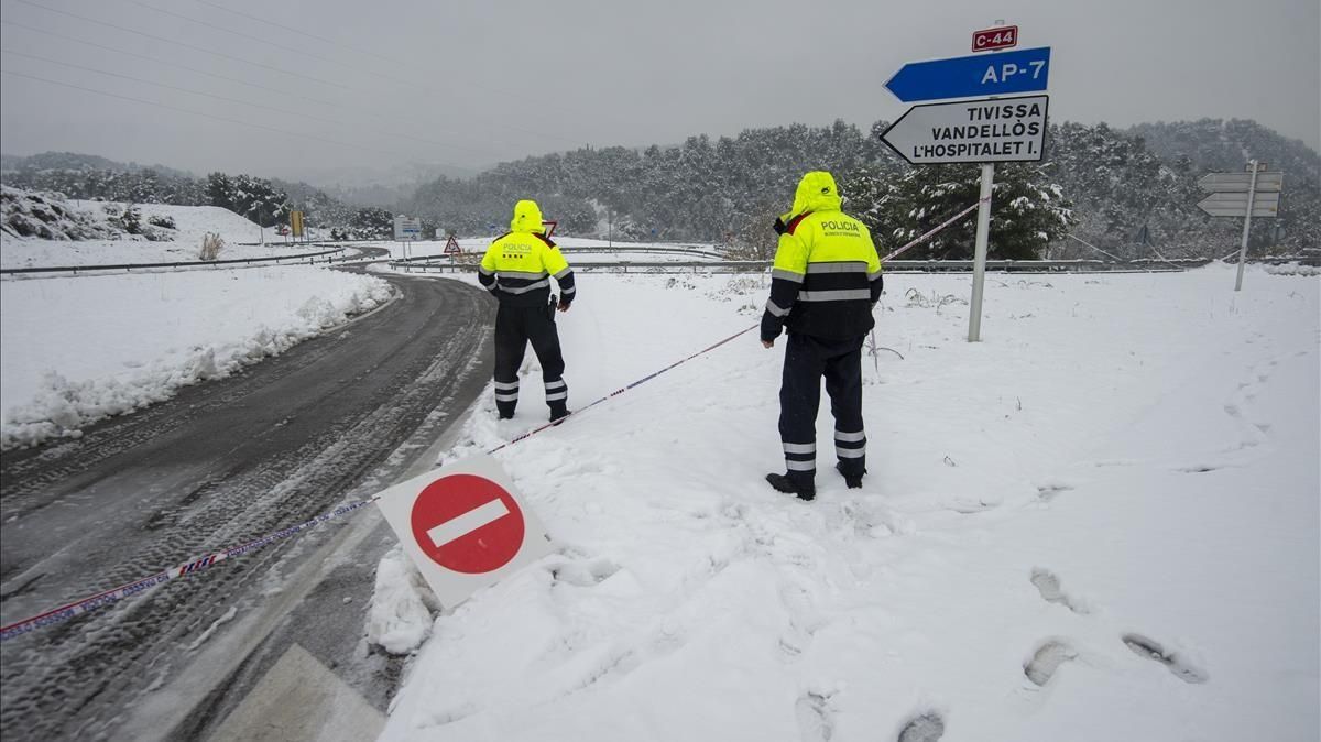La carretera C-44, a la altura de Tivissa (Ribera de l’Ebre), cortada por el cúmulo de nieve. La carretera C-44, a la altura de Tivissa (Ribera de l’Ebre), cortada por el cúmulo de nieve.