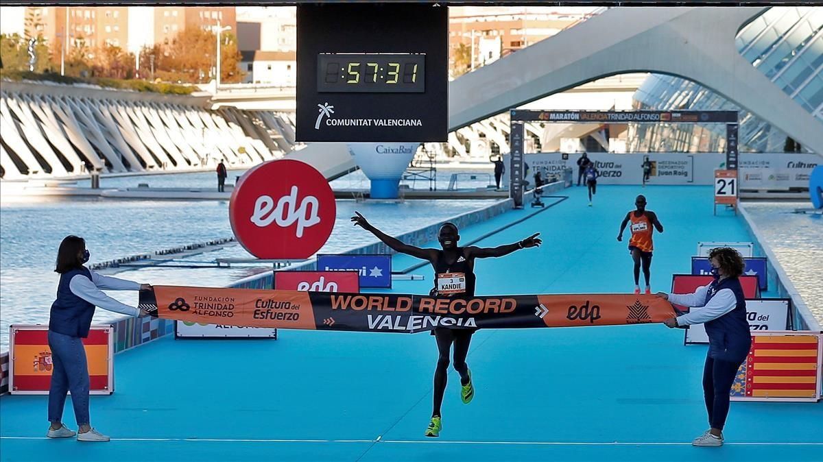 GRAFCVA221 VALENCIA 06 12 2020 - El atleta keniata Kibiwott Kandie destrozo el record del Mundo en la Medio Maraton de Valencia con un tiempo oficioso de 57 32 minutos rebajando en casi medio minuto la plusmarca de su compatriota Geoffrey Kamworor (58 01) que ostentaba desde septiembre de 2019 EFE Manuel Bruque GRAFCVA221 VALENCIA 06 12 2020 - El atleta keniata Kibiwott Kandie destrozo el record del Mundo en la Medio Maraton de Valencia con un tiempo oficioso de 57 32 minutos rebajando en casi medio minuto la plusmarca de su compatriota Geoffrey Kamworor (58 01) que ostentaba desde septiembre de 2019 EFE Manuel Bruque