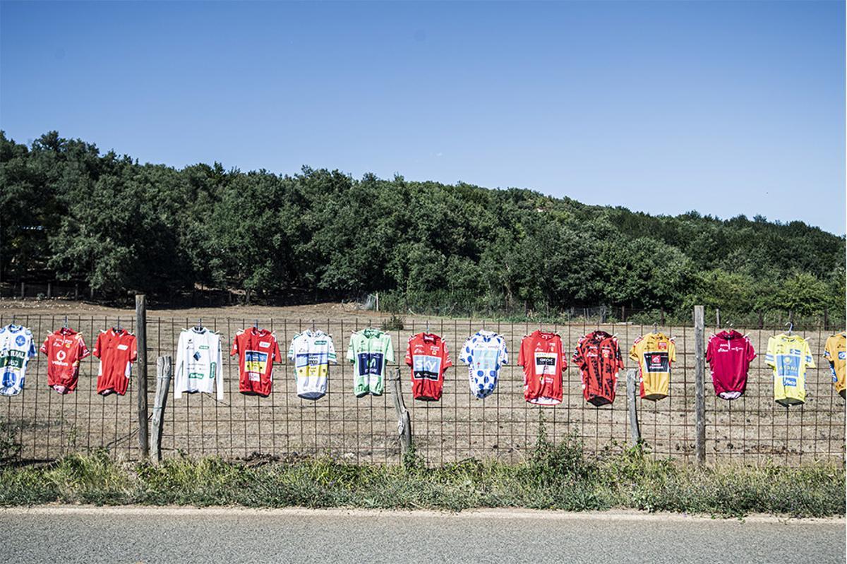 ’Maillots’ históricos colgados en la cuneta durante la cuarta etapa de la Vuelta. ’Maillots’ históricos colgados en la cuneta durante la cuarta etapa de la Vuelta.