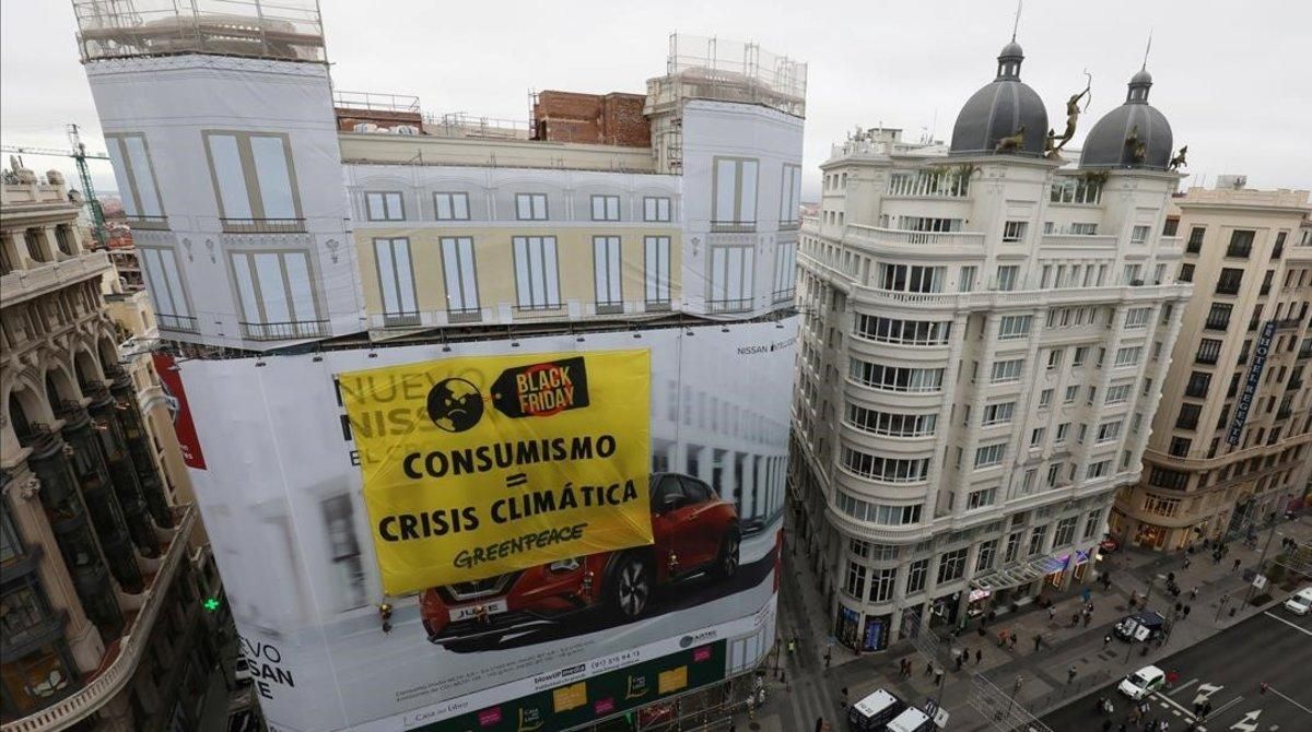 Greenpeace cuelga una pancarta en la Gran Vía de Madrid durante el Black Friday. Greenpeace cuelga una pancarta en la Gran Vía de Madrid durante el Black Friday.
