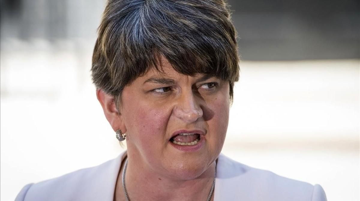 La líder del DUP, Arlene Foster, en su declaración a la salida de Downing Street, este lunes. La líder del DUP, Arlene Foster, en su declaración a la salida de Downing Street, este lunes.