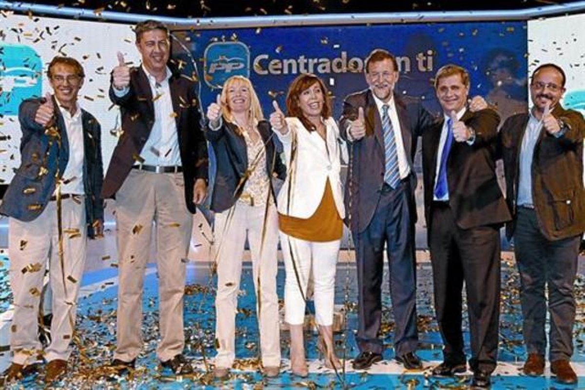 De izquierda a derecha, Juan Carlos del Río, alcaldable del PPC en L’Hospitalet; Xavier García Albiol, candidato en Badalona; Imma Manso, aspirante en Lleida; Alicia Sánchez-Camacho; Mariano Rajoy; Alberto Fernández Díaz, alcaldable en Barcelona, y Alejandro Fernández, candidato en Tarragona, ayer. De izquierda a derecha, Juan Carlos del Río, alcaldable del PPC en L’Hospitalet; Xavier García Albiol, candidato en Badalona; Imma Manso, aspirante en Lleida; Alicia Sánchez-Camacho; Mariano Rajoy; Alberto Fernández Díaz, alcaldable en Barcelona, y Alejandro Fernández, candidato en Tarragona, ayer.