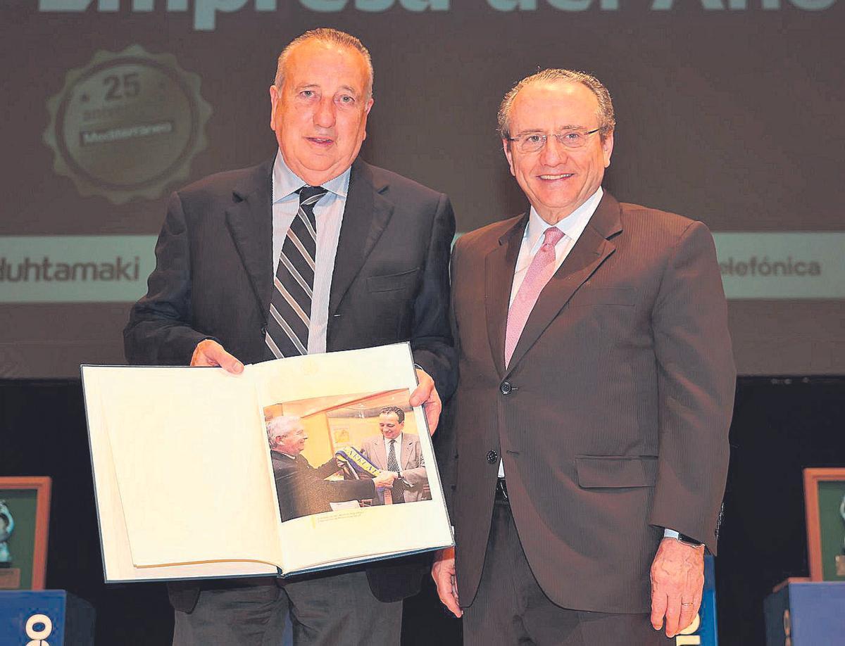 Fernando Roig muestra el libro que recibió de Javier Moll, presidente de Prensa Ibérica, en la entrega de premios del diario Mediterráneo de Castellón